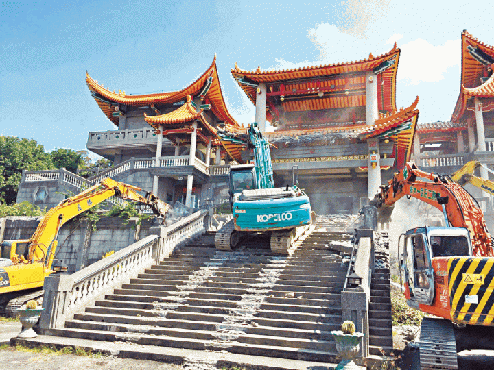 彰化縣政府進行清拆工作,挖泥機搗毀碧雲禪寺涉嫌僭建部份。台灣《蘋果日報》10多部挖泥機前後夾擊拆廟。工人抬出多個煤氣罐。中共支持者持五星旗離開碧雲禪寺。魏明仁與支持者昨到場升旗後離去。 彰化縣政府進行清拆工作,挖泥機搗毀碧雲禪寺涉嫌僭建部份。台灣《蘋果日報》10多部挖泥機前後夾擊拆廟。工人抬出多個煤氣罐。中共支持者持五星旗離開碧雲禪寺。魏明仁與支持者昨到場升旗後離去。