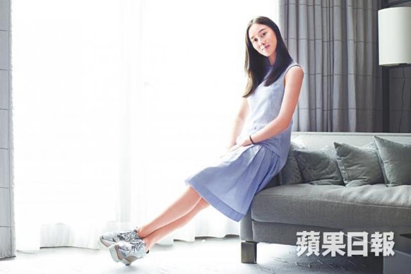 何家幼女初長成,已屆19歲的超欣不只長得亭亭玉立,在學業上更是名副其實的學霸。超欣是賭王何鴻燊的孻女,不論是賭王、四太、家姐、兩位哥哥,都甚為疼愛她。超欣對於五校同舟會的事務,小至訂機票,大至聯絡傳媒等,全都親力親為。超欣早前率領「五校同舟會」的一班名牌大學生在杭州交流。超欣在巴黎成人禮舞會影大合照時,獲安排站在首排中間位置,地位顯赫。 何家幼女初長成,已屆19歲的超欣不只長得亭亭玉立,在學業上更是名副其實的學霸。超欣是賭王何鴻燊的孻女,不論是賭王、四太、家姐、兩位哥哥,都甚為疼愛她。超欣對於五校同舟會的事務,小至訂機票,大至聯絡傳媒等,全都親力親為。超欣早前率領「五校同舟會」的一班名牌大學生在杭州交流。超欣在巴黎成人禮舞會影大合照時,獲安排站在首排中間位置,地位顯赫。