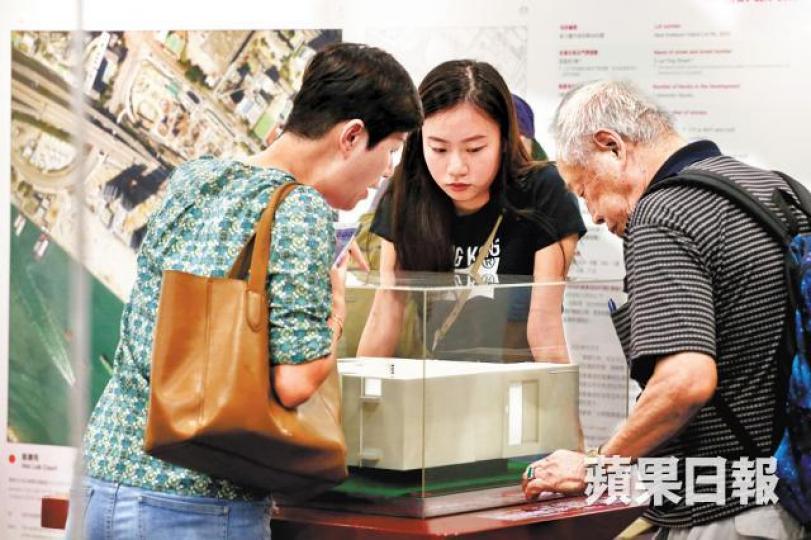 52折居屋即將推出,有市民細看心儀單位的模型。 52折居屋即將推出,有市民細看心儀單位的模型。