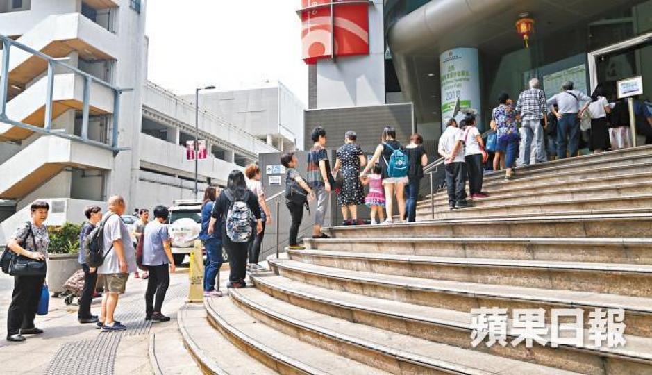 樂富銷售中心昨人頭湧湧,到場取居屋申請表的市民絡繹不絕。陳善南攝 樂富銷售中心昨人頭湧湧,到場取居屋申請表的市民絡繹不絕。陳善南攝