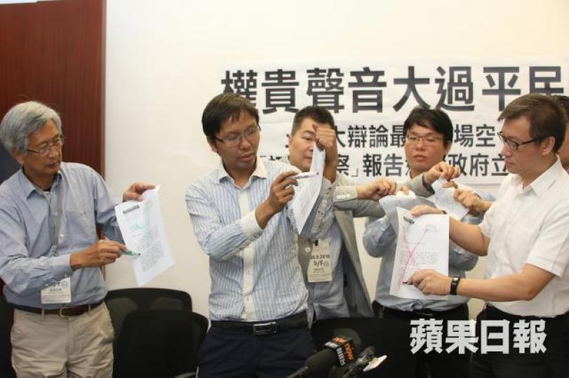 立會議員、學者及關注團體昨發表民間版「初步觀察」,批評小組的初步觀察報告漠視社會問題。 立會議員、學者及關注團體昨發表民間版「初步觀察」,批評小組的初步觀察報告漠視社會問題。