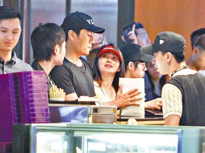 小鳥依人的伊能靜甜絲絲地看着老公秦昊。台灣《蘋果日報》 小鳥依人的伊能靜甜絲絲地看着老公秦昊。台灣《蘋果日報》