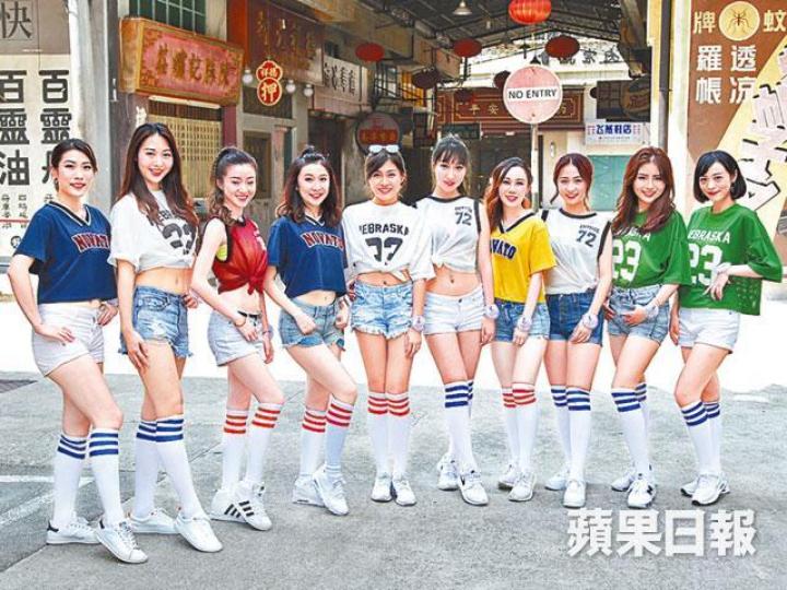 十位候選佳麗昨日換上K-Pop造型拍照。傅美霖前晚表演拉丁舞,於才藝表演勝出。賴嘉瑩(左)稱拍造型照要騷腳,故沒有用缽仔糕。 十位候選佳麗昨日換上K-Pop造型拍照。傅美霖前晚表演拉丁舞,於才藝表演勝出。賴嘉瑩(左)稱拍造型照要騷腳,故沒有用缽仔糕。