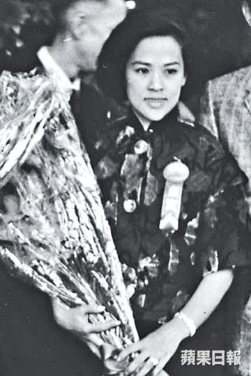 吳君麗昨日逝世,享年84歲。吳君麗是粵劇花旦「八牡丹」成員之一,後加入影圈拍攝逾120部電影。(左起)吳君麗、胡楓與奚秀蘭6月中賀薛家燕娶新抱。 吳君麗昨日逝世,享年84歲。吳君麗是粵劇花旦「八牡丹」成員之一,後加入影圈拍攝逾120部電影。(左起)吳君麗、胡楓與奚秀蘭6月中賀薛家燕娶新抱。