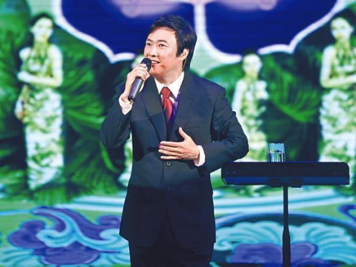 費玉清昨日發文宣佈做完明年巡唱,就正式退出演藝圈。資料圖片原名張彥亭的費玉清03年開個唱,姊姊費貞綾(左一)、母親譚秀霞(右二)及哥哥張菲(右一)都來捧場。台灣《蘋果日報》在06年,費玉清(右)與周杰倫合唱《千里之外》,唱到街知巷聞。資料圖片 費玉清昨日發文宣佈做完明年巡唱,就正式退出演藝圈。資料圖片原名張彥亭的費玉清03年開個唱,姊姊費貞綾(左一)、母親譚秀霞(右二)及哥哥張菲(右一)都來捧場。台灣《蘋果日報》在06年,費玉清(右)與周杰倫合唱《千里之外》,唱到街知巷聞。資料圖片