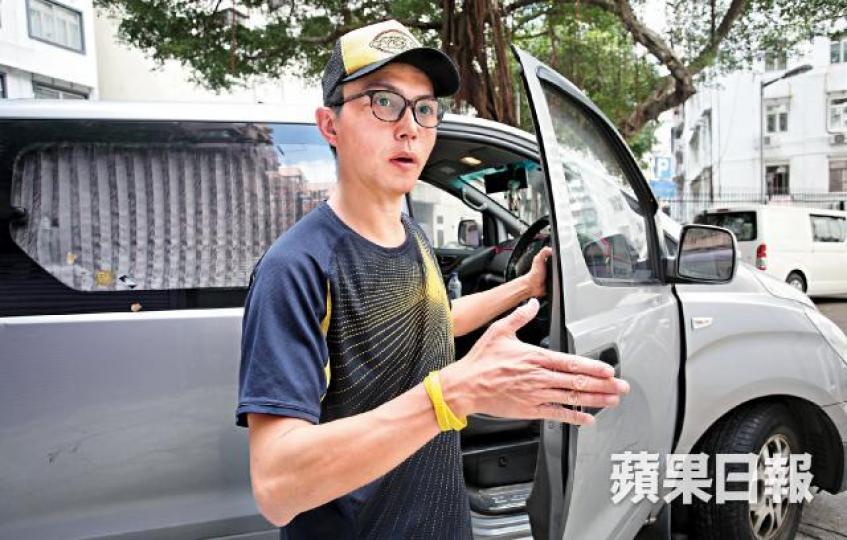 雨傘運動促使宋子明走到前線抗爭,現在他退居幕後,但仍想着整理好自己後重新出發。 李潤芳攝宋子明的貨Van上一直掛着小黃傘吊飾。雨傘運動翌年,宋子明參加區議會選舉,最終落敗並元氣大傷。資料圖片 雨傘運動促使宋子明走到前線抗爭,現在他退居幕後,但仍想着整理好自己後重新出發。 李潤芳攝宋子明的貨Van上一直掛着小黃傘吊飾。雨傘運動翌年,宋子明參加區議會選舉,最終落敗並元氣大傷。資料圖片