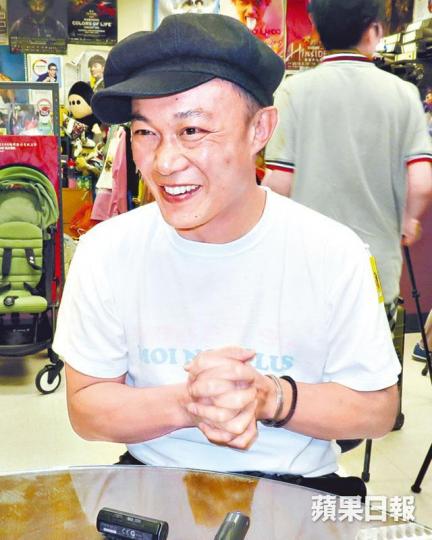 Eason前晚透露曾答應要回饋香港,所以下月開免費騷。「明福俠」黎明前年於中環摩天輪下開騷,當時觀眾遍佈核心內圍和外圍。資料圖片Eason去年在旺角麥花臣開騷,一票難求。資料圖片 Eason前晚透露曾答應要回饋香港,所以下月開免費騷。「明福俠」黎明前年於中環摩天輪下開騷,當時觀眾遍佈核心內圍和外圍。資料圖片Eason去年在旺角麥花臣開騷,一票難求。資料圖片