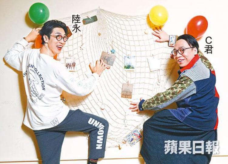 農夫成軍18年,C君說最初當農夫是興趣小組,沒想過可以此為生。陸永(右)和C君中學已認識,兄弟情一眨眼便超過20年。農夫和麥玲玲07年合唱的《風生水起》,令農夫成功入屋。資料圖片 農夫成軍18年,C君說最初當農夫是興趣小組,沒想過可以此為生。陸永(右)和C君中學已認識,兄弟情一眨眼便超過20年。農夫和麥玲玲07年合唱的《風生水起》,令農夫成功入屋。資料圖片