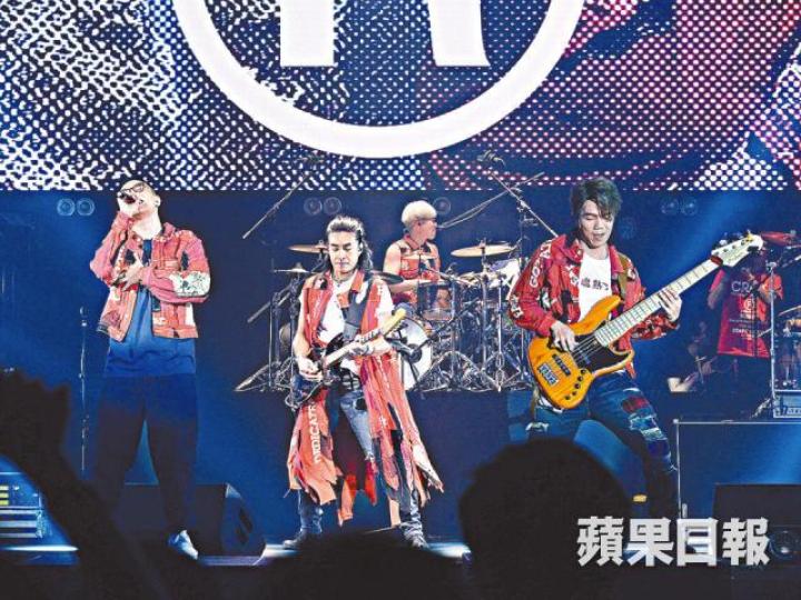 RB前晚在九展開騷,落力演唱。 RB前晚在九展開騷,落力演唱。