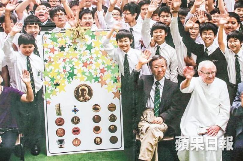 高錕2010年與母校學生合照。聖若瑟書院設弔唁冊供市民留言悼念。何頴賢攝 高錕2010年與母校學生合照。聖若瑟書院設弔唁冊供市民留言悼念。何頴賢攝