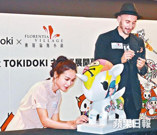李佳芯自小喜歡畫畫,昨日為藝術品畫上新裝。 李佳芯自小喜歡畫畫,昨日為藝術品畫上新裝。