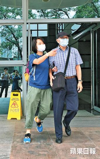 退休田徑教練黃恆昨由一名女士攙扶離庭。 退休田徑教練黃恆昨由一名女士攙扶離庭。
