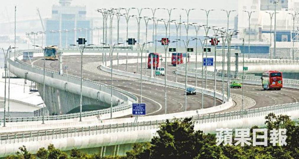 港珠澳大橋昨試運,橋上路牌指示車輛要靠右駛。 港珠澳大橋昨試運,橋上路牌指示車輛要靠右駛。