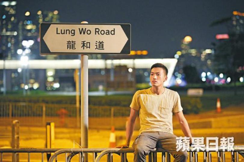 楊逸朗指入獄16個月後重獲自由,發現不少戰友已淡出社運,香港人亦似已不再關心如何爭取民主。周智堅攝傘運初期在特首辦外一張與警員握手的合照,令Joe成了黃藍陣營公敵。資料圖片 楊逸朗指入獄16個月後重獲自由,發現不少戰友已淡出社運,香港人亦似已不再關心如何爭取民主。周智堅攝傘運初期在特首辦外一張與警員握手的合照,令Joe成了黃藍陣營公敵。資料圖片