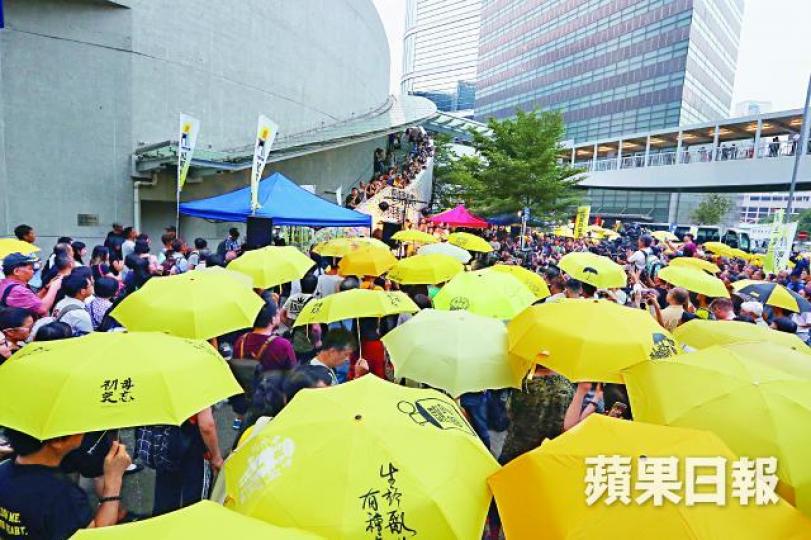 【傘運四周年】大批市民昨再次聚首連儂牆,於下午5時58分、即4年前警方施放催淚彈一刻,高舉黃傘默站3分鐘。易仰民攝 【傘運四周年】大批市民昨再次聚首連儂牆,於下午5時58分、即4年前警方施放催淚彈一刻,高舉黃傘默站3分鐘。易仰民攝