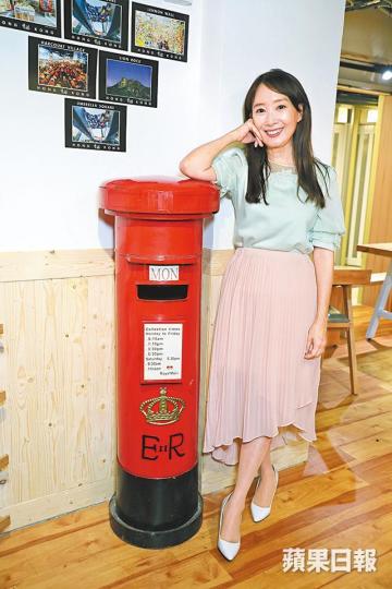 陳美齡指三個兒子已成年,所以多了私人時間可返港陪媽咪及工作。陳美齡的大仔金子和平今年3月結婚,令她升呢做奶奶。資料圖片黃奕晨與Cheronna愛得甜蜜,已帶她見了媽媽。互聯網圖片黃奕晨大讚陳美齡有耐性,笑言覺得她頭上有光環。 陳美齡指三個兒子已成年,所以多了私人時間可返港陪媽咪及工作。陳美齡的大仔金子和平今年3月結婚,令她升呢做奶奶。資料圖片黃奕晨與Cheronna愛得甜蜜,已帶她見了媽媽。互聯網圖片黃奕晨大讚陳美齡有耐性,笑言覺得她頭上有光環。