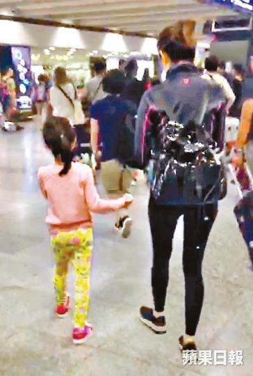【聽話乖女】陳自瑤掛住撳手機,但囡囡王靖喬全程寸步不離媽媽,十分聽話。讀者提供圖片【老公冇影】陳自瑤與囡囡獲一男一女接機,惟獨老公王浩信不見蹤影。讀者提供圖片【母女談天】王靖喬企上行李車,陳自瑤邊等行李、邊和女兒說話。讀者提供圖片王浩信近日忙於拍無綫新劇《解決師》,劇中他與唐詩詠有感情戲。互聯網圖片王浩信與陳自瑤早年經常一家三口出遊,但這個畫面近年卻已漸漸少見。資料圖片陳自瑤與王浩信屢被傳婚變,早前陳自瑤更單拖湊女去泰國旅遊。資料圖片 【聽話乖女】陳自瑤掛住撳手機,但囡囡王靖喬全程寸步不離媽媽,十分聽話。讀者提供圖片【老公冇影】陳自瑤與囡囡獲一男一女接機,惟獨老公王浩信不見蹤影。讀者提供圖片【母女談天】王靖喬企上行李車,陳自瑤邊等行李、邊和女兒說話。讀者提供圖片王浩信近日忙於拍無綫新劇《解決師》,劇中他與唐詩詠有感情戲。互聯網圖片王浩信與陳自瑤早年經常一家三口出遊,但這個畫面近年卻已漸漸少見。資料圖片陳自瑤與王浩信屢被傳婚變,早前陳自瑤更單拖湊女去泰國旅遊。資料圖片