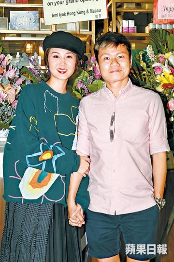 袁彌明夫婦一向合拍,但抗拒一起上班,怕會有拗撬。 袁彌明夫婦一向合拍,但抗拒一起上班,怕會有拗撬。