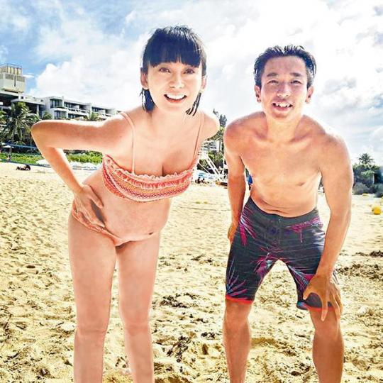 吳日言夫婦到沖繩度假,遇上颱風潭美而被迫滯留當地。互聯網圖片潭美風力強勁,吳日言直言聽見風聲都驚。互聯網圖片吳日言日前重返當年舉行婚禮的教堂。互聯網圖片 吳日言夫婦到沖繩度假,遇上颱風潭美而被迫滯留當地。互聯網圖片潭美風力強勁,吳日言直言聽見風聲都驚。互聯網圖片吳日言日前重返當年舉行婚禮的教堂。互聯網圖片