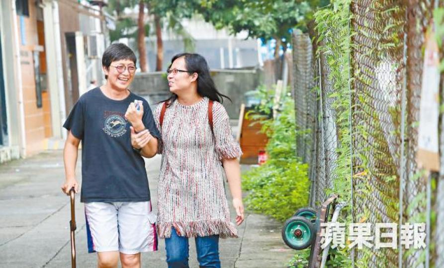 彩鳳與勞穎芳(右)都是乳癌病人,共同成立「一杯涼水」協助癌症患者完成心願。 彩鳳與勞穎芳(右)都是乳癌病人,共同成立「一杯涼水」協助癌症患者完成心願。