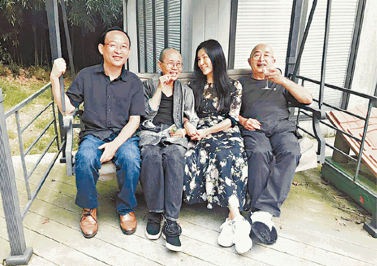 作家余杰（左起）、劉霞、劉敏及廖亦武在美國重逢相聚。劉霞展露久違的笑容。