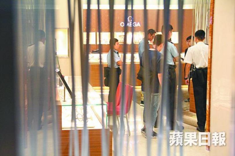 警員在錶行內調查。司徒韋桐攝