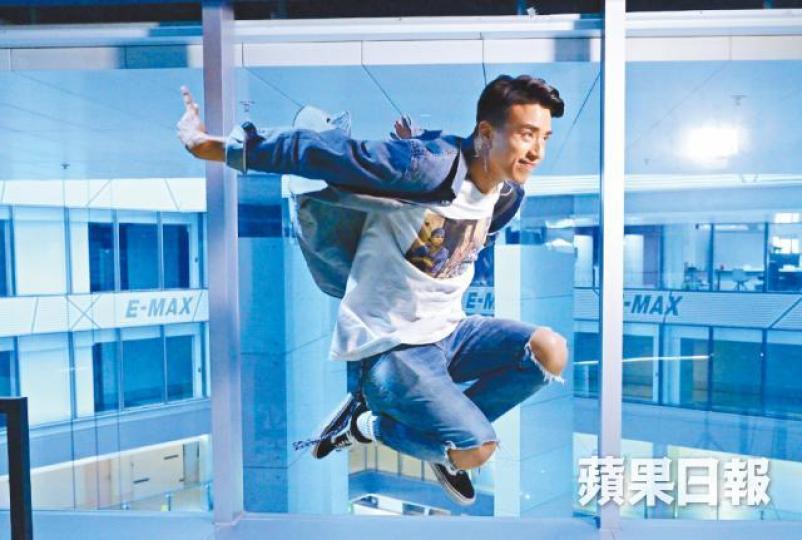 原是舞蹈員的Anson為圓歌星夢參加《全民造星》,得到不少少女粉絲支持的他,自爆原本中學時期乞女憎。Anson笑說媽媽是他的最忠實粉絲,不時都會翻睇節目。身為主持的黃心美每次見到Anson表演都會顯得相當興奮。 原是舞蹈員的Anson為圓歌星夢參加《全民造星》,得到不少少女粉絲支持的他,自爆原本中學時期乞女憎。Anson笑說媽媽是他的最忠實粉絲,不時都會翻睇節目。身為主持的黃心美每次見到Anson表演都會顯得相當興奮。