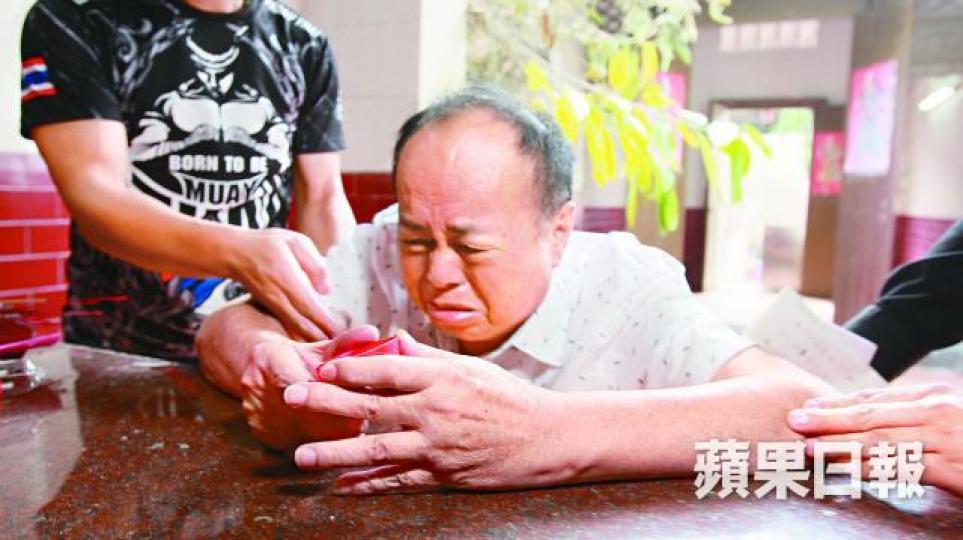 陳金華昨在坪洋村祠堂向祖先交代父子恩怨時一度痛哭。張  軍攝陳崇輝