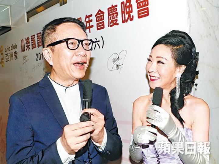 葉家寶跟魏秋樺合唱,自稱「五音都全」。 葉家寶跟魏秋樺合唱,自稱「五音都全」。