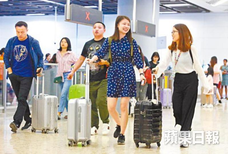 內地黃金周前夕，高鐵旅客增多。王子俊攝