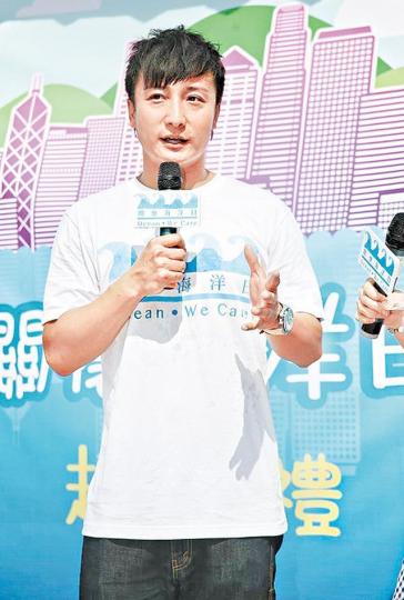 方力申身體力行推廣環保,更會帶水樽跟身。 方力申身體力行推廣環保,更會帶水樽跟身。