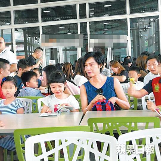 46歲的朱茵前日素顏與女兒,在將軍澳區一小學等面試,女兒獲讚乖巧。讀者提供圖片黃鶯上真人騷節目絕不怕鏡頭,而且表現精靈。朱茵之前送女兒及老公到內地演出真人騷,顯得依依不捨。微博圖片阿Paul與囡囡的《想想辦法吧爸爸》,播映時間一改再改。 46歲的朱茵前日素顏與女兒,在將軍澳區一小學等面試,女兒獲讚乖巧。讀者提供圖片黃鶯上真人騷節目絕不怕鏡頭,而且表現精靈。朱茵之前送女兒及老公到內地演出真人騷,顯得依依不捨。微博圖片阿Paul與囡囡的《想想辦法吧爸爸》,播映時間一改再改。
