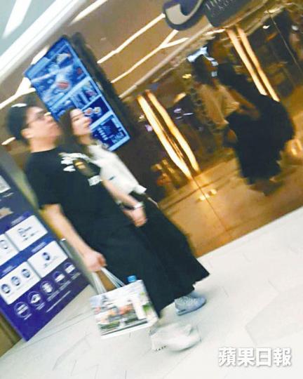 【拍拖】C君前日偕女友黃天頤行婚展會,他直認有意明年拉埋天窗。【攞料】拖實女友的C君拎着一袋東西,似乎在場內獲得不少資訊。C君、黃天頤C君不時帶女友出席友人聚會,早已融入他的朋友圈。資料圖片農夫的陸永(右)和C君近年發展不錯。資料圖片 【拍拖】C君前日偕女友黃天頤行婚展會,他直認有意明年拉埋天窗。【攞料】拖實女友的C君拎着一袋東西,似乎在場內獲得不少資訊。C君、黃天頤C君不時帶女友出席友人聚會,早已融入他的朋友圈。資料圖片農夫的陸永(右)和C君近年發展不錯。資料圖片