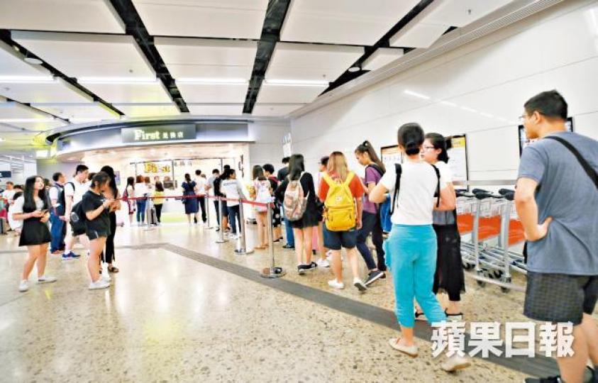 昨日高鐵站旅客增加,兌換店櫃枱出現人龍。謝榮耀攝 昨日高鐵站旅客增加,兌換店櫃枱出現人龍。謝榮耀攝