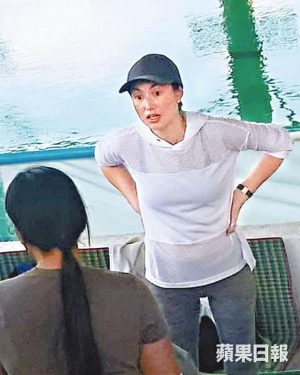 Danielle雖然打扮隨意,但依然省鏡被認出。讀者提供圖片囝囝Benjamin(右)在比賽中場走到Danielle身邊休息。讀者提供圖片Danielle貼出囝囝的靚仔相,指他贏得背泳和自由式金牌。互聯網圖片 Danielle雖然打扮隨意,但依然省鏡被認出。讀者提供圖片囝囝Benjamin(右)在比賽中場走到Danielle身邊休息。讀者提供圖片Danielle貼出囝囝的靚仔相,指他贏得背泳和自由式金牌。互聯網圖片