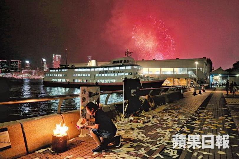 昨夜煙花璀璨,市民繼續在中環碼頭悼念六年前的海難死者。何頴賢攝 昨夜煙花璀璨,市民繼續在中環碼頭悼念六年前的海難死者。何頴賢攝