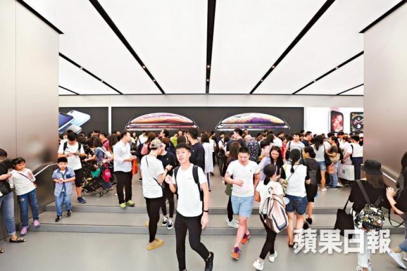 不少拖篋旅客途經廣東道分店時都進店試玩新機。 不少拖篋旅客途經廣東道分店時都進店試玩新機。