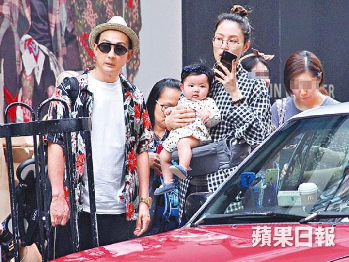 李璨琛和妻女嘆完茶等的士走,B女眼仔睩睩好可愛。 李璨琛和妻女嘆完茶等的士走,B女眼仔睩睩好可愛。