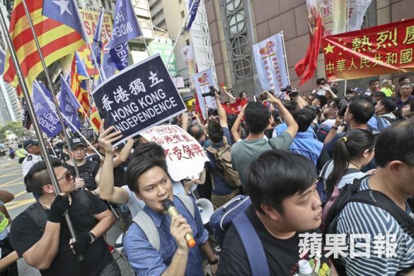 學生獨立聯盟召集人陳家駒昨一度參與民陣遊行。謝榮耀攝 學生獨立聯盟召集人陳家駒昨一度參與民陣遊行。謝榮耀攝