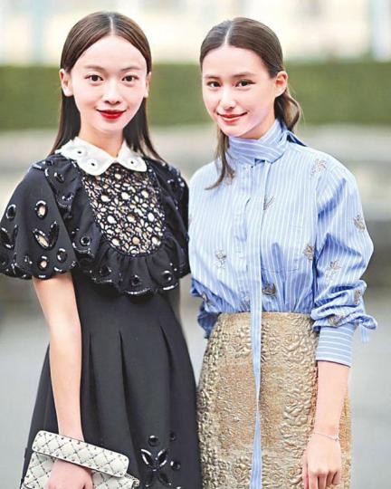 超蓮(右)見到「魏瓔珞」吳謹言即集郵。(左起)超蓮、小S和「嫻妃」佘詩曼在場內自拍。佘詩曼被超蓮讚真人好靚,似仙女下凡。 超蓮(右)見到「魏瓔珞」吳謹言即集郵。(左起)超蓮、小S和「嫻妃」佘詩曼在場內自拍。佘詩曼被超蓮讚真人好靚,似仙女下凡。
