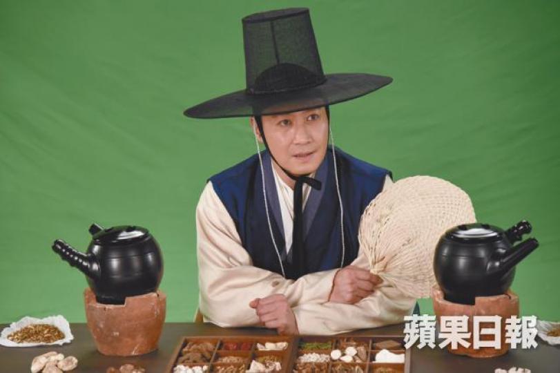 黎明換上韓國古裝,化身「明醫師」拍洗頭水廣告。黎明近年好玩得,認為要支持創意,令人留下印象。早前黎明放下偶像身份,化老妝幫政府拍宣傳片。互聯網圖片51歲的黎明雖然已是人父,但髮線仍然OK。 資料圖片 黎明換上韓國古裝,化身「明醫師」拍洗頭水廣告。黎明近年好玩得,認為要支持創意,令人留下印象。早前黎明放下偶像身份,化老妝幫政府拍宣傳片。互聯網圖片51歲的黎明雖然已是人父,但髮線仍然OK。 資料圖片