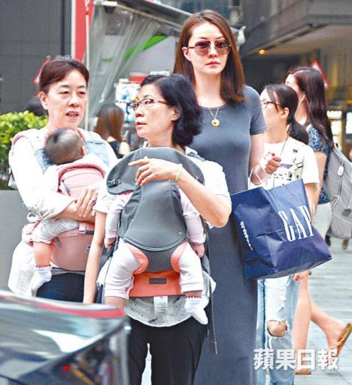因谷奶而明顯升cup的熊黛林,昨日與母親(左)帶埋孖女現身中環。一行五人到嬰兒用品店瘋狂掃貨,看中的東西更「打孖上」。 因谷奶而明顯升cup的熊黛林,昨日與母親(左)帶埋孖女現身中環。一行五人到嬰兒用品店瘋狂掃貨,看中的東西更「打孖上」。