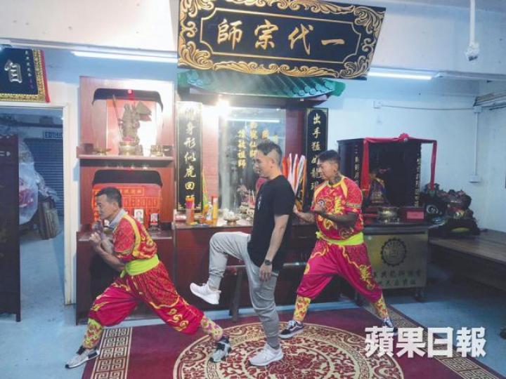 KB(右)和小張(左)跟姜師傅學紮馬。 KB(右)和小張(左)跟姜師傅學紮馬。