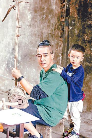 小春父子參與的《爸爸去哪兒》第六季仍未播出。《想想辦法吧!爸爸》一再延期,上月終可面世。 小春父子參與的《爸爸去哪兒》第六季仍未播出。《想想辦法吧!爸爸》一再延期,上月終可面世。