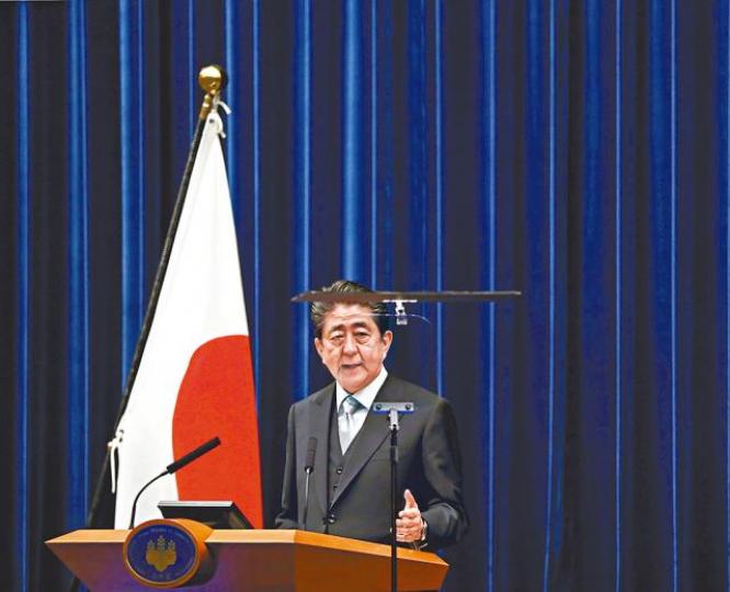 安倍晉三重組內閣，平衡各方勢力，為推動修憲鋪路。路透社防衞相岩屋毅法務相山下貴司地方創生相片山皋月是新內閣內唯一女性。路透社