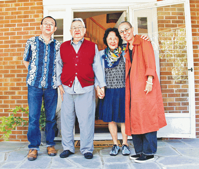 劉霞（右）與作家余杰（左）到普林斯頓探訪余英時夫婦。