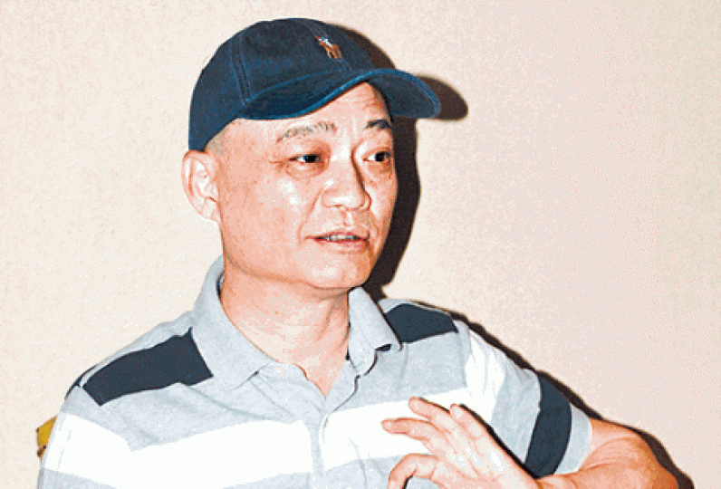 崔永元今年5月底踢爆「陰陽合同」問題,內地演藝界人人自危。 崔永元今年5月底踢爆「陰陽合同」問題,內地演藝界人人自危。