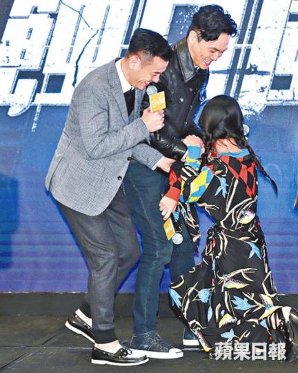 薛凱琪昨日在台上不慎摔倒,被身旁的Chilam(中)取笑。薛凱琪 薛凱琪昨日在台上不慎摔倒,被身旁的Chilam(中)取笑。薛凱琪