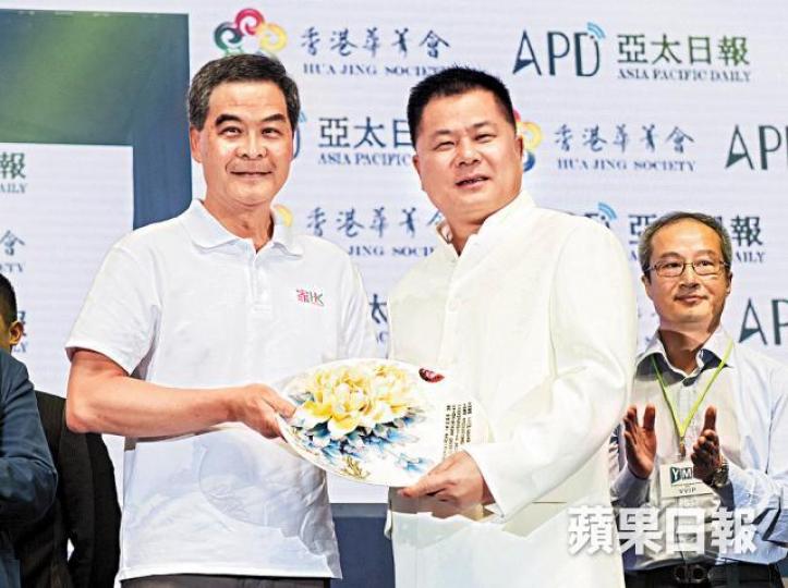 2015年施建祥以上海快鹿投資(集團)有限公司董事局主席身份,在承辦的香港青年音樂節啟動儀式向梁振英贈送紀念品。施建祥曾在港租住李嘉誠的壽山村道舊居,因欠租被頒下破產令。以抗戰時期日軍轟炸重慶為背景的電影《大轟炸》,一度被官方列為重點電影,所以卡士龐大,包括黃聖依、張鈞甯、陳偉霆、宋承憲、劉燁及藝術總監米路吉遜等。 資料圖片 2015年施建祥以上海快鹿投資(集團)有限公司董事局主席身份,在承辦的香港青年音樂節啟動儀式向梁振英贈送紀念品。施建祥曾在港租住李嘉誠的壽山村道舊居,因欠租被頒下破產令。以抗戰時期日軍轟炸重慶為背景的電影《大轟炸》,一度被官方列為重點電影,所以卡士龐大,包括黃聖依、張鈞甯、陳偉霆、宋承憲、劉燁及藝術總監米路吉遜等。 資料圖片