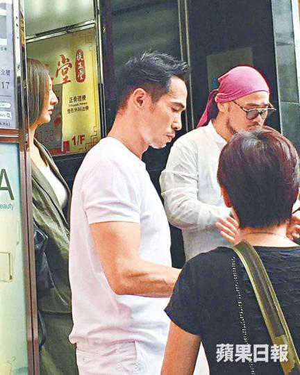 陳豪日前和高Ling拍攝外景時,脫去外套露出粗壯手臂。讀者提供圖片高Ling日前在佐敦為新劇開工,戲中飾演神婆角色。讀者提供圖片 陳豪日前和高Ling拍攝外景時,脫去外套露出粗壯手臂。讀者提供圖片高Ling日前在佐敦為新劇開工,戲中飾演神婆角色。讀者提供圖片